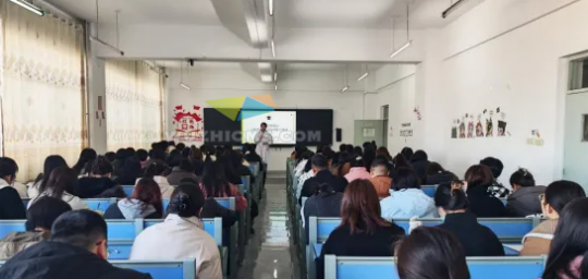 學(xué)院開展“決戰(zhàn)高校教資面試：教態(tài)、語言與板書的完美融合”培訓(xùn)